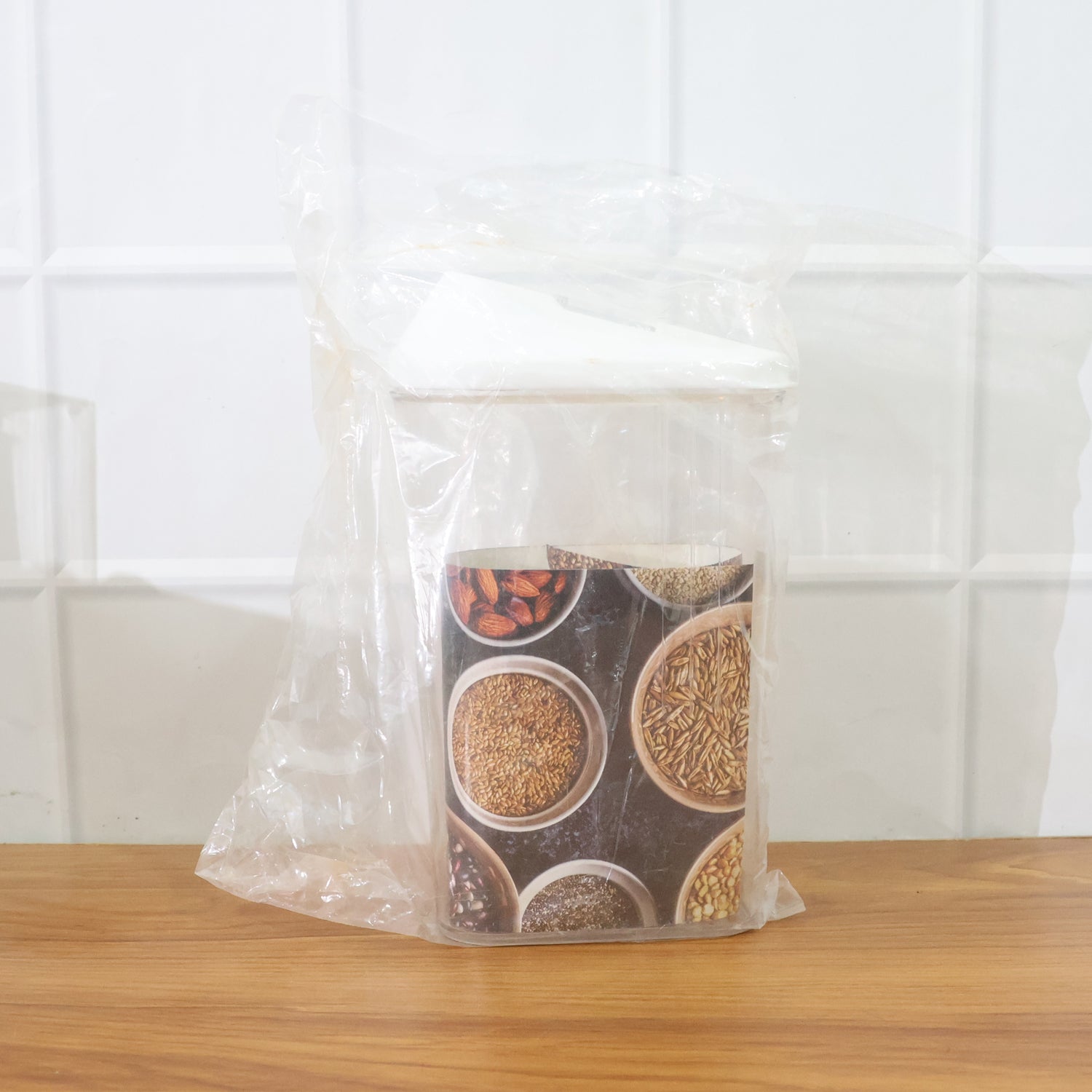 Clear lockable kitchen jar for dry food